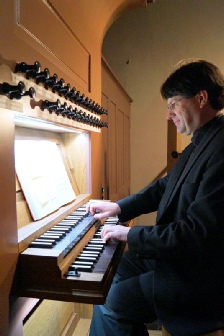 Kantor Sven Scheuren an der restaurierten Treiser Stumm-Orgel